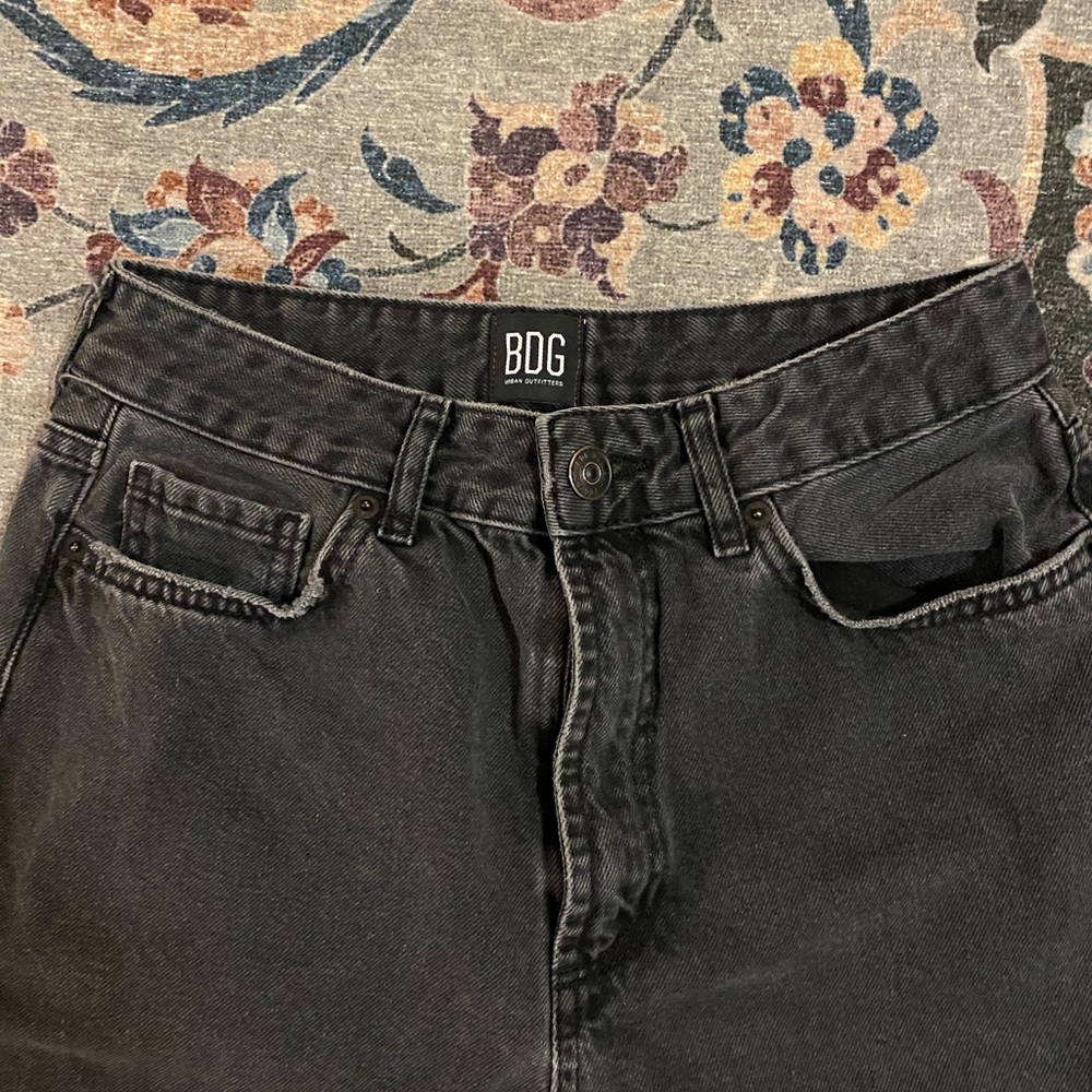 Urban Outfitters Cropped BDG Mom jeans in black with raw hem size 27 - Picture 4 of 6